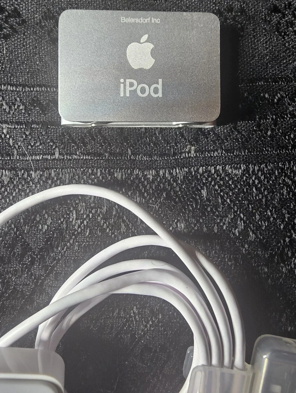 APPLE White Silver Portable I-POD SHUFFLE MP4 Player.